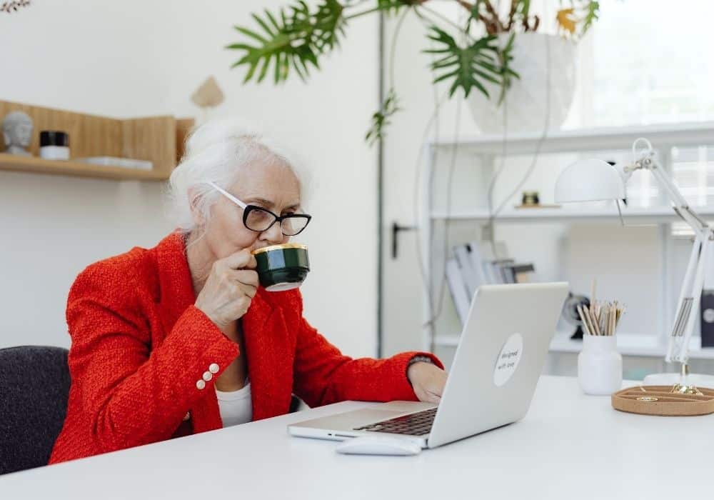 Oudere dame aan het werk
