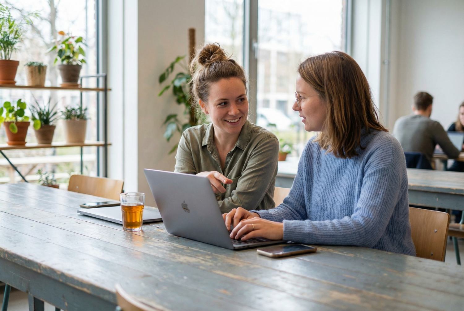 overleg-aan-tafel-met-laptop
