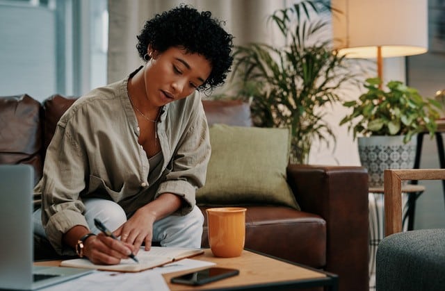 Vrouw aan het lezen wetvoorstel