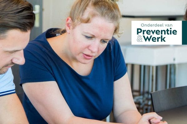 arbeids- en organisatiedeskundige kijkt aandachtig mee