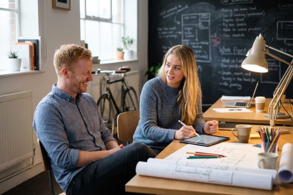 Werkgever en medewerker bespreken werkplekaanpassing