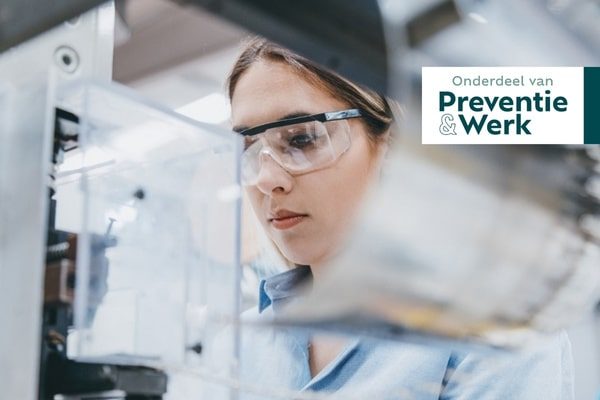 Persoon in lab met veiligheidsbril