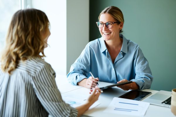 vertrouwelijk-coachgesprek-op-kantoor Persoonlijk coachgesprek in rustige kantooromgeving
