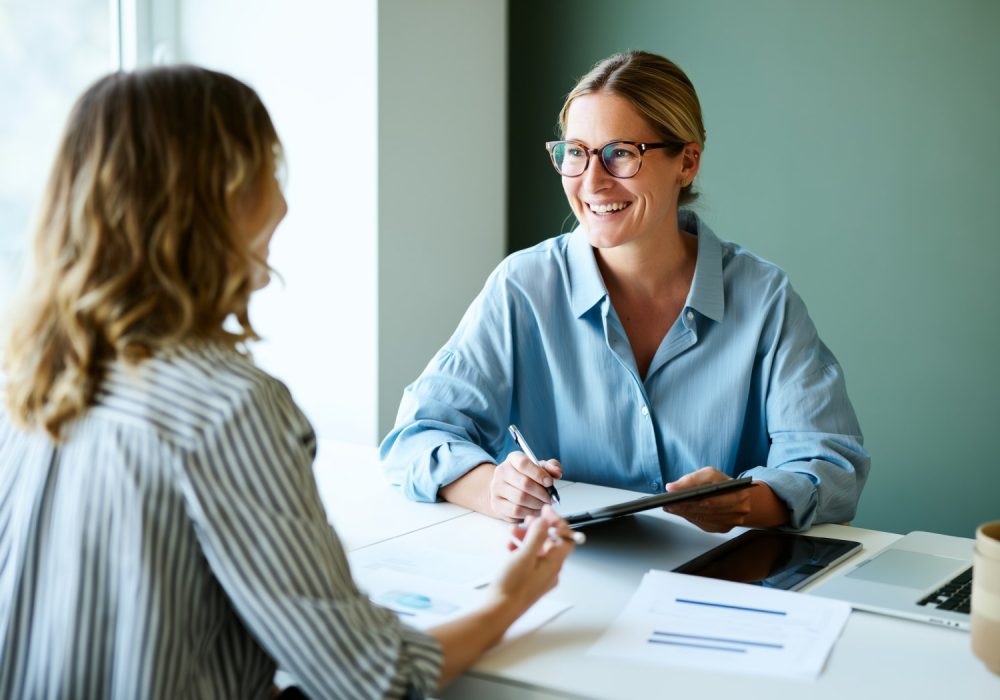 Persoonlijk coachgesprek in rustige kantooromgeving