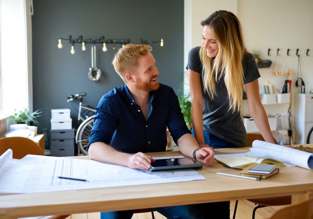 Werkgever en medewerker bespreken werkplekaanpassing